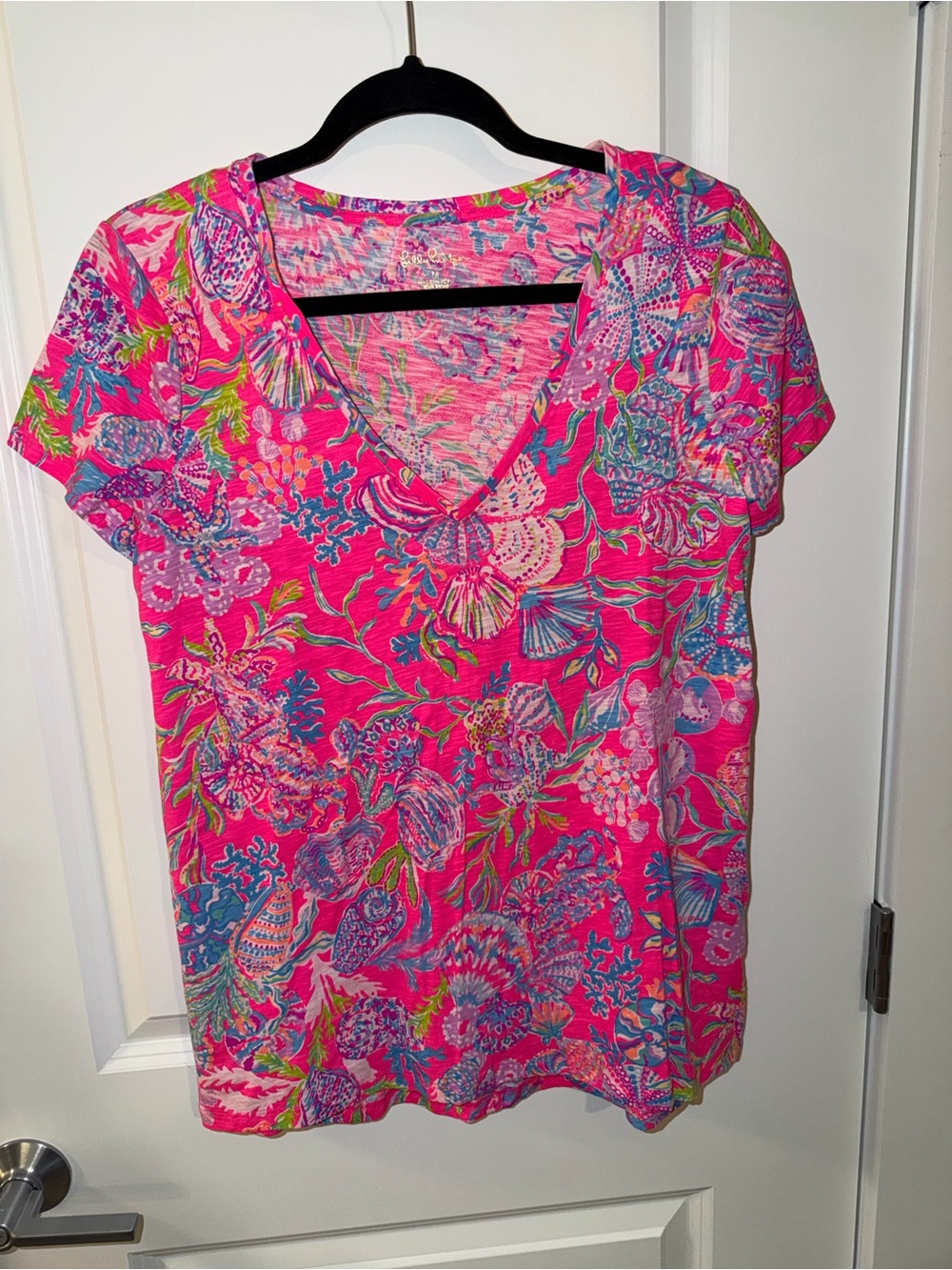 NWOT Lilly Pulitzer Size M Etta V-Neck Top Pink Isle Shell Me Something Good